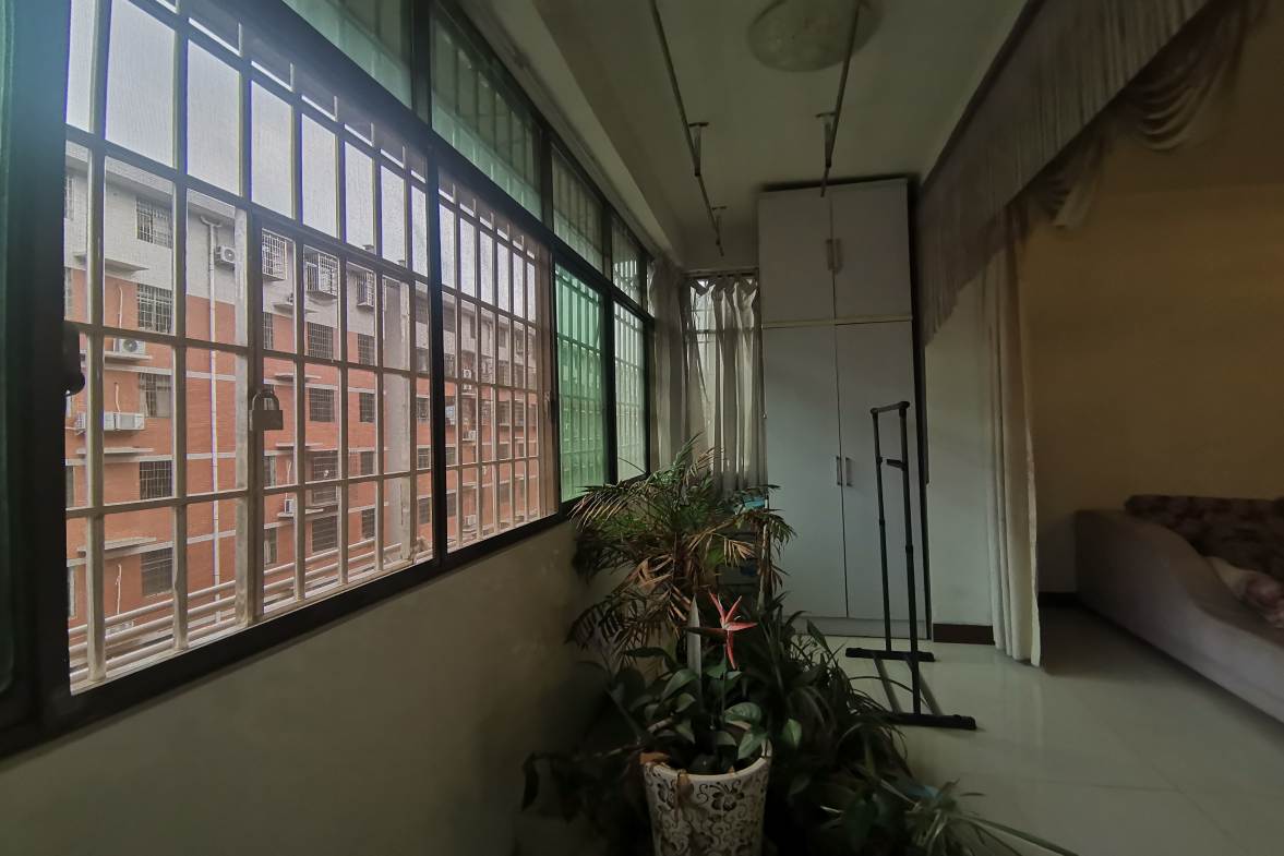 龙凤花园  3室2厅2卫    45.8万客厅