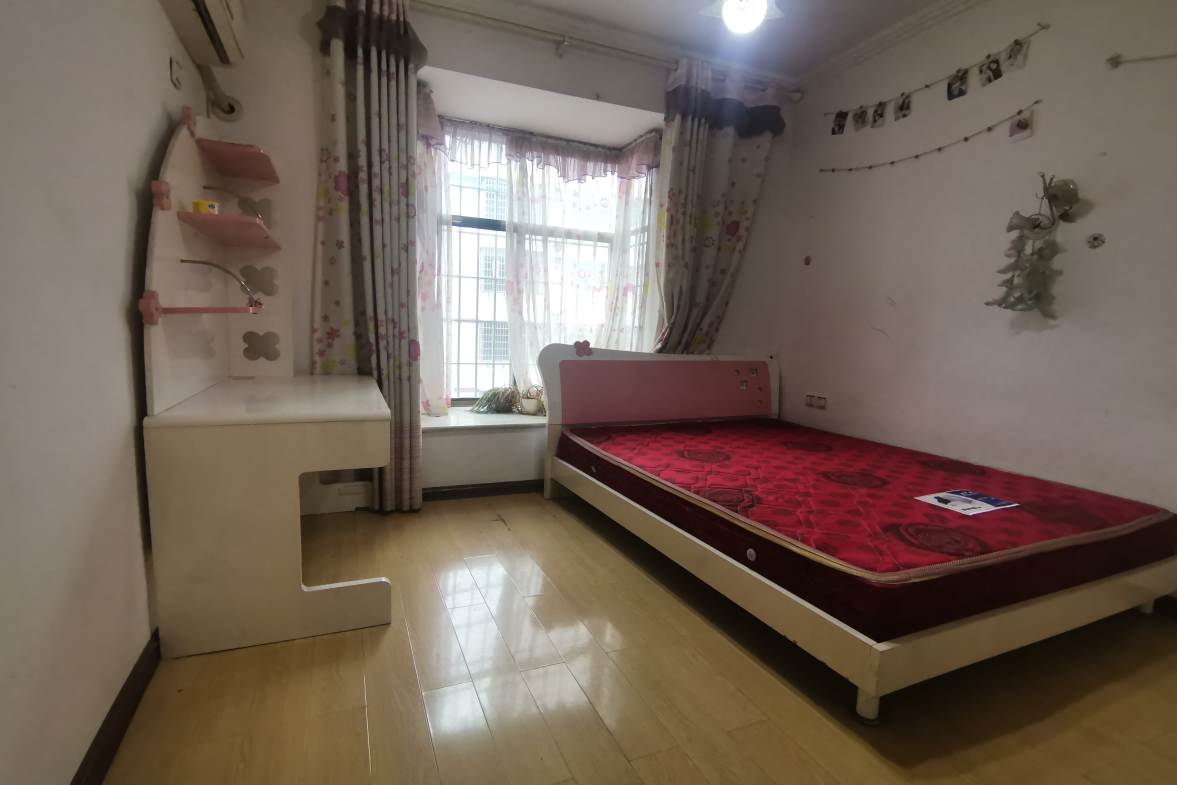 龙凤花园  3室2厅2卫    45.8万客厅