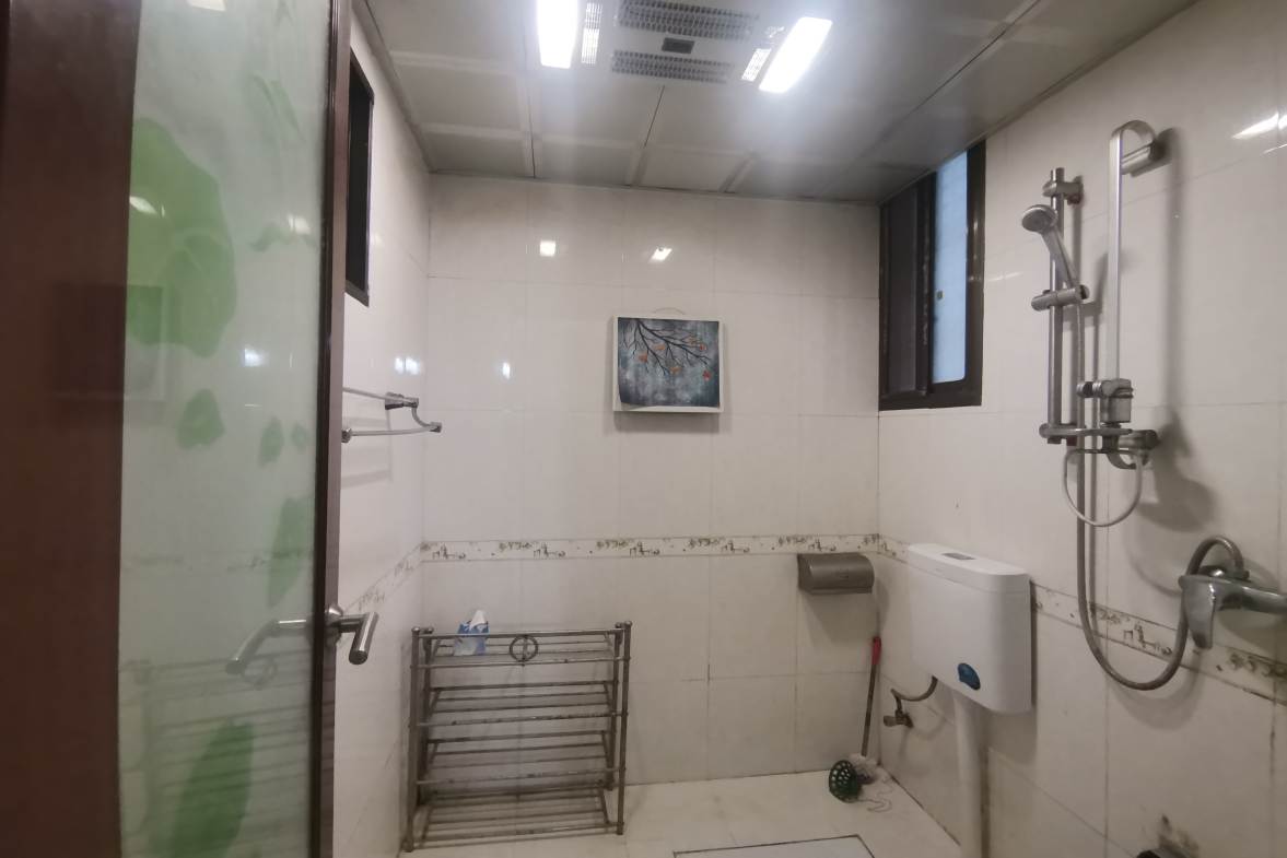 龙凤花园  3室2厅2卫    45.8万客厅