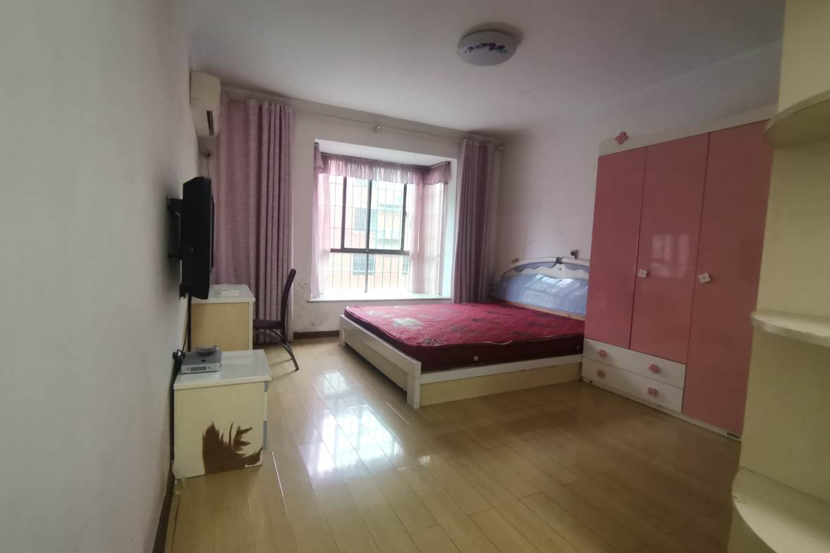 龙凤花园  3室2厅2卫    45.8万客厅