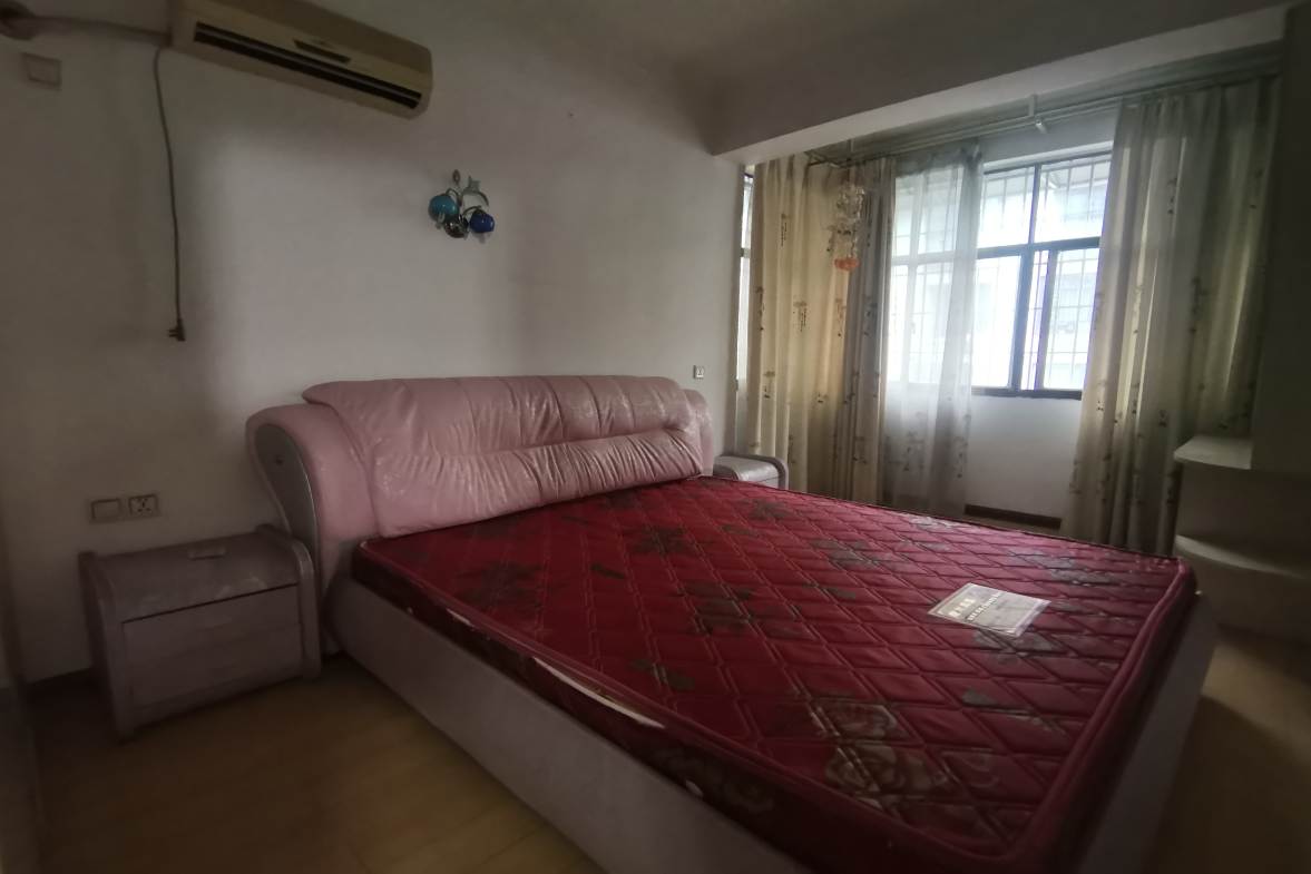 龙凤花园  3室2厅2卫    45.8万客厅