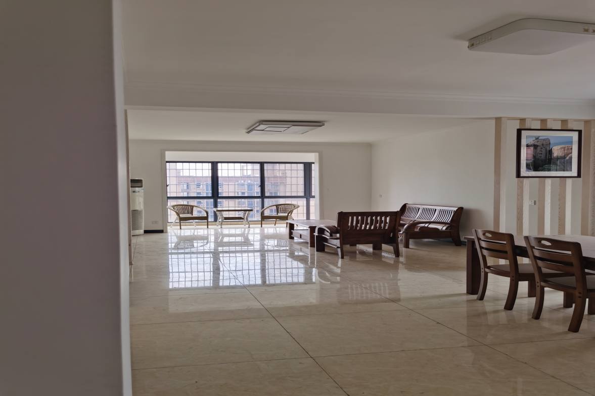 千里红小区（京明时代广场）  3室2厅2卫    2000.0元/月室内图