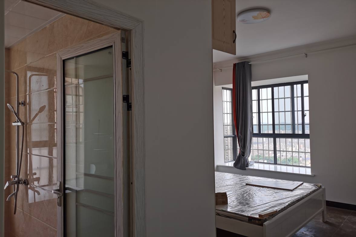 千里红小区（京明时代广场）  3室2厅2卫    2000.0元/月室内图