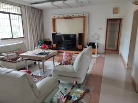 农业发展银行家属楼  4室2厅2卫    121.0万