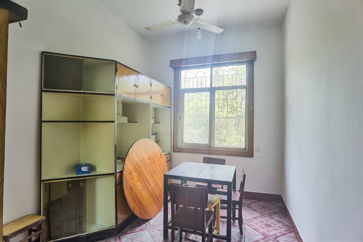 市人大政协机关大院住宅区(老市委) 4室2厅1卫 1500.0元/月 市人大政协机关大院住宅区(老市委) 4室2厅1卫 1500.0元/月室内图