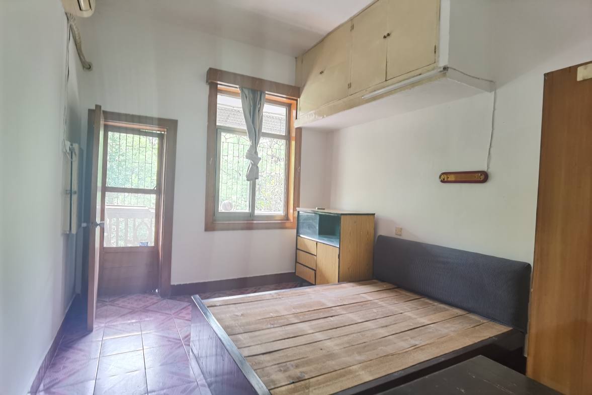 市人大政协机关大院住宅区(老市委) 4室2厅1卫 1500.0元/月 市人大政协机关大院住宅区(老市委) 4室2厅1卫 1500.0元/月室内图