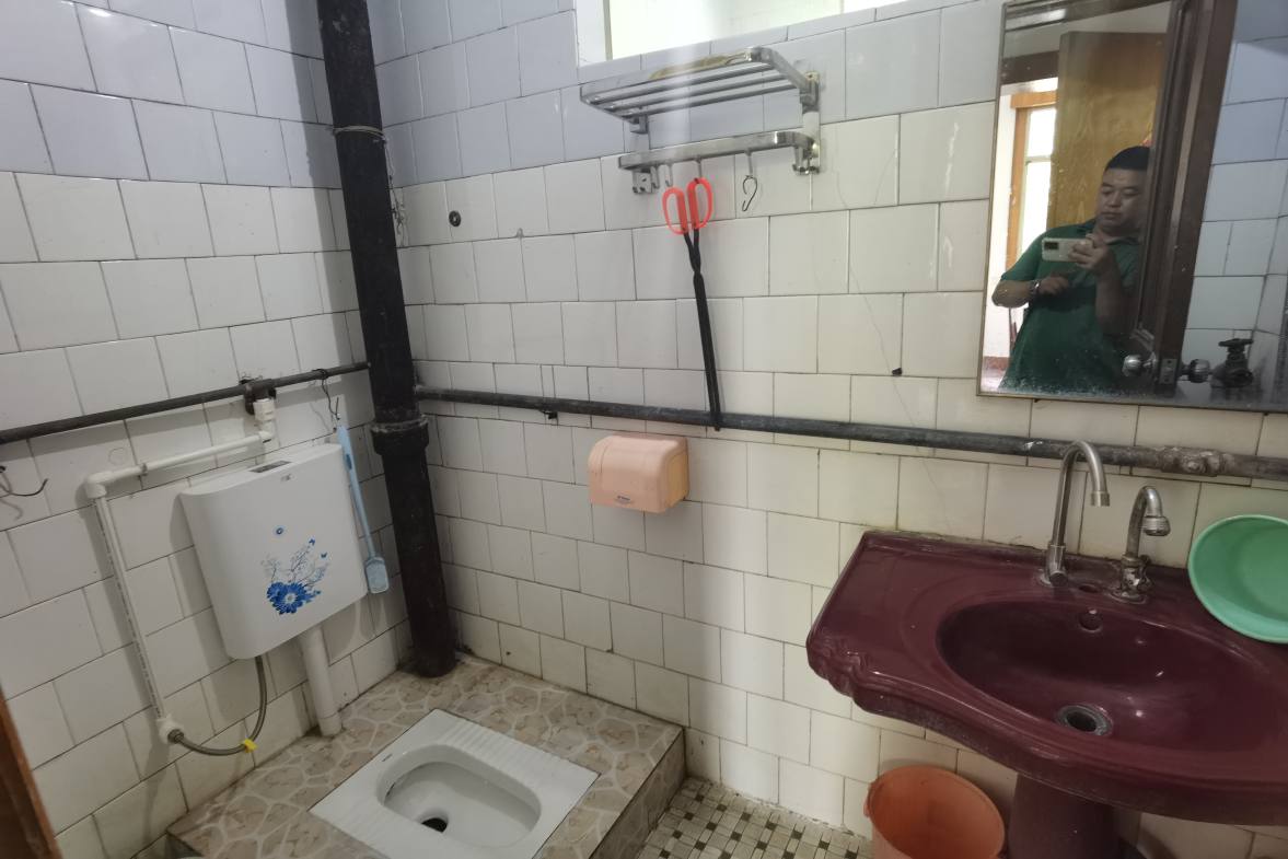 市人大政协机关大院住宅区(老市委) 4室2厅1卫 1500.0元/月 市人大政协机关大院住宅区(老市委) 4室2厅1卫 1500.0元/月室内图