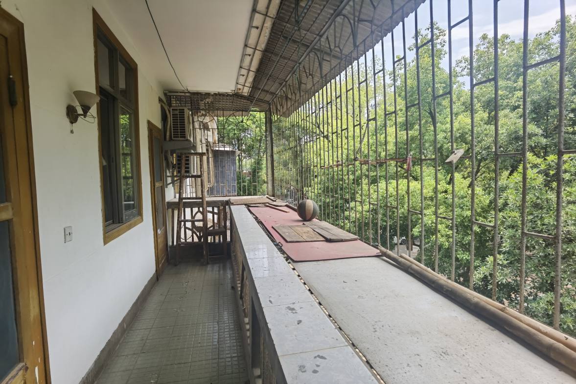 市人大政协机关大院住宅区(老市委) 4室2厅1卫 1500.0元/月 市人大政协机关大院住宅区(老市委) 4室2厅1卫 1500.0元/月室内图