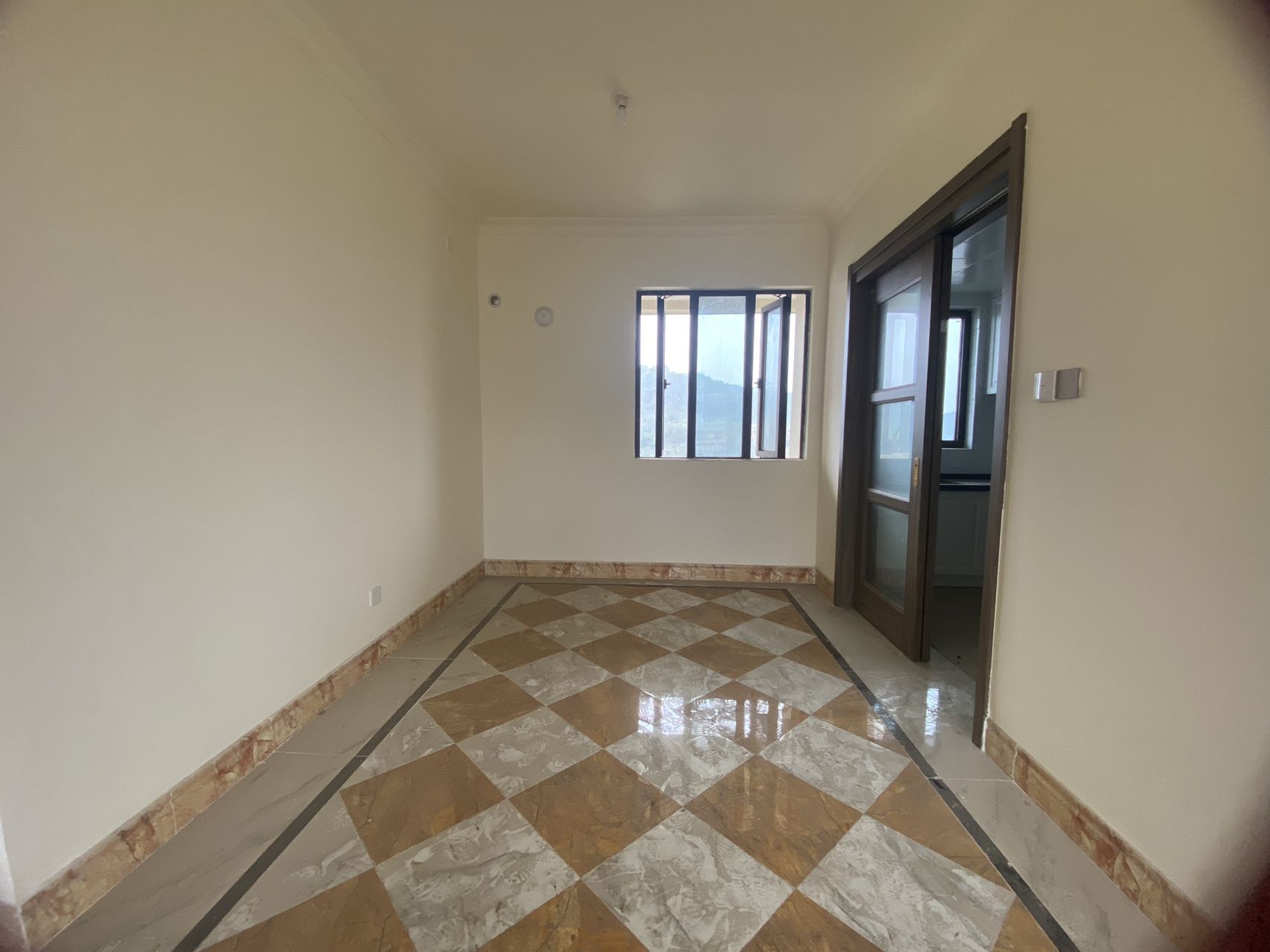 碧桂园豪园-二期  4室2厅1卫   105.00万