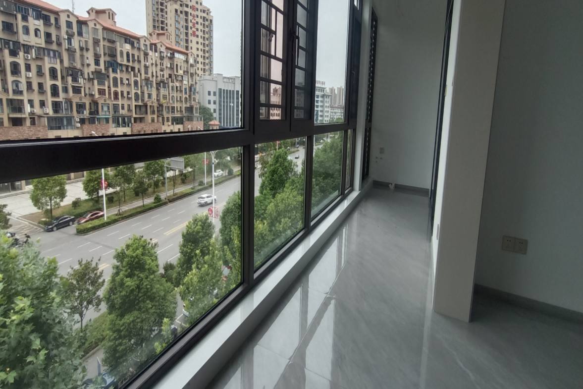 大同芙蓉二期(芙蓉广场)  4室2厅2卫    99.0万 大同芙蓉二期(芙蓉广场)  4室2厅2卫    99.0万客厅