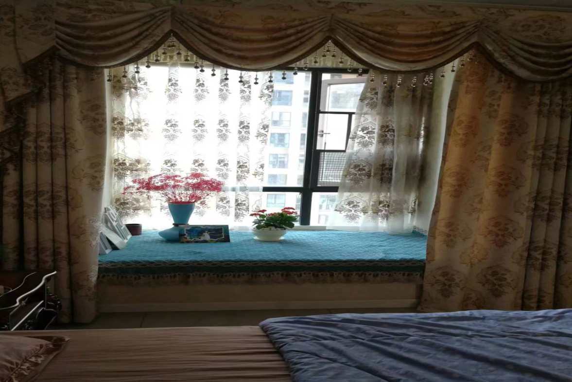 檀香山  5室2厅2卫    2800.0元/月室内图1