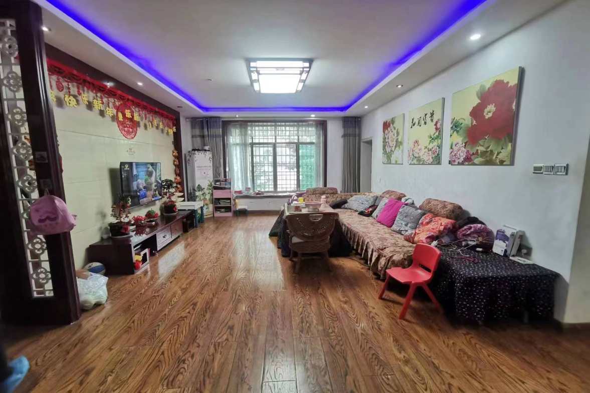 娄底一中教师新村  4室2厅2卫   83.00万客厅