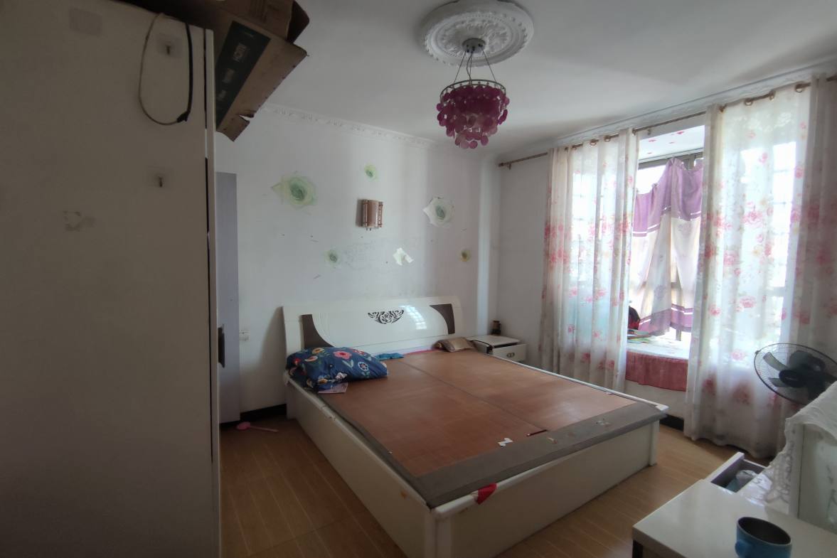 三元大市场 3室2厅2卫 42.8万 三元大市场 3室2厅2卫 42.8万客厅