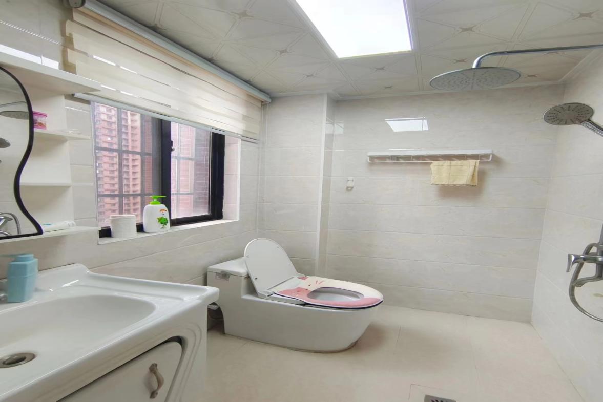 港九湾(巴陵东郡小区)  3室2厅2卫    1900.0元/月室内图