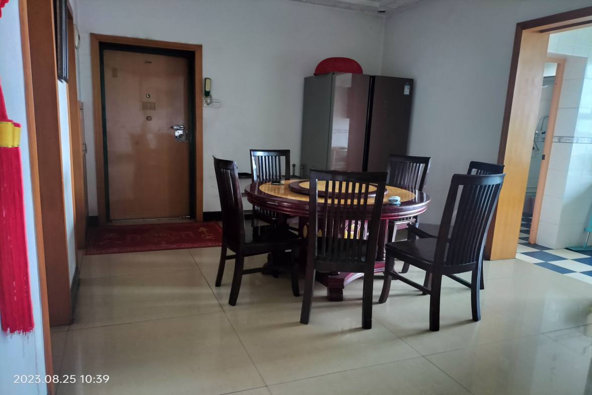 交警支队直属一大队家属楼  3室2厅2卫    63.8万客厅