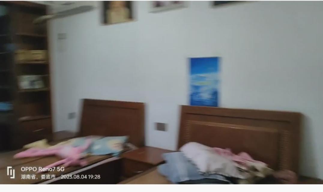 城管局家属楼  3室2厅2卫    105.0万客厅