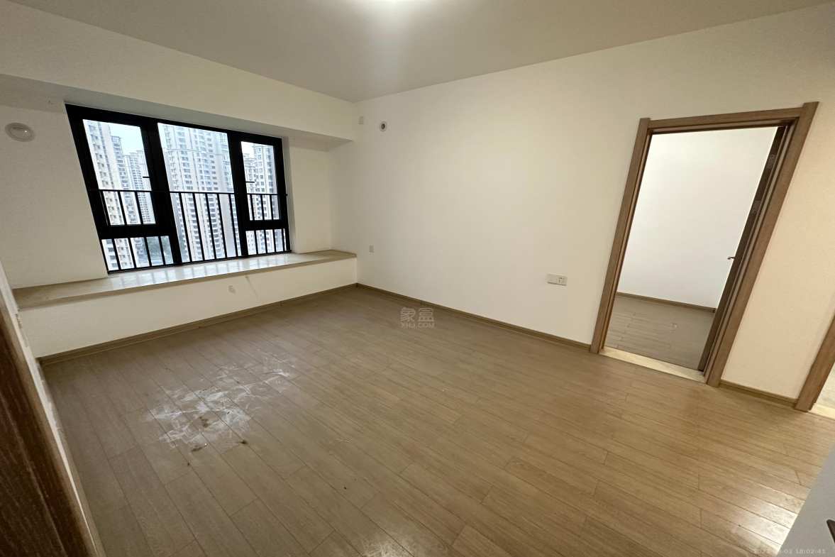 东部美的城  3室2厅2卫    2000.0元/月室内图