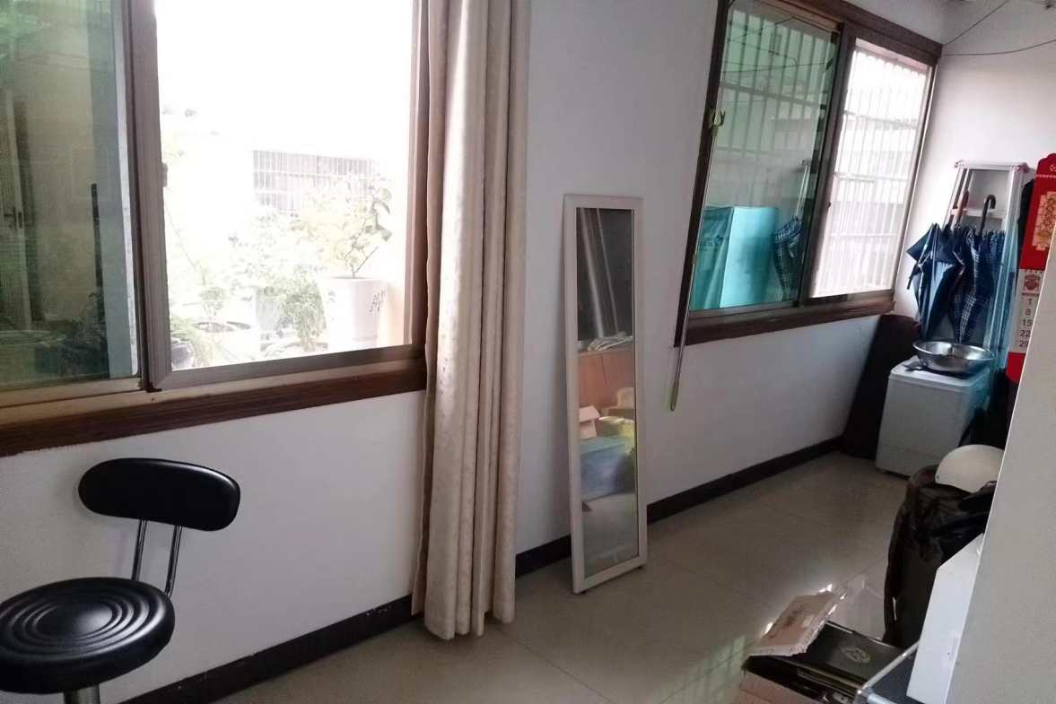 名牌大厦  5室2厅2卫   65.00万室内图