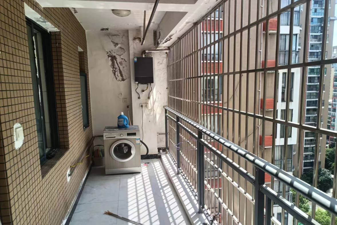 山水华庭  3室2厅1卫    2000.0元/月室内图