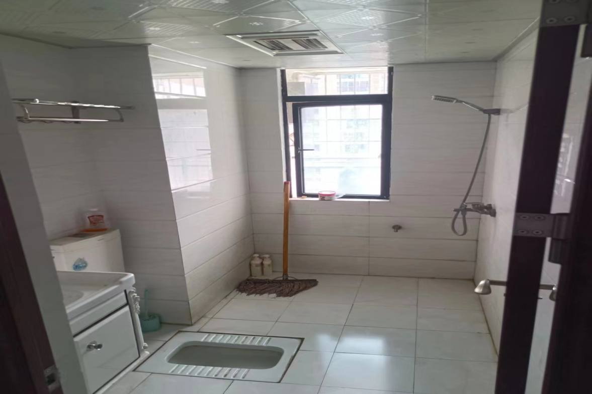 山水华庭  3室2厅1卫    2000.0元/月室内图