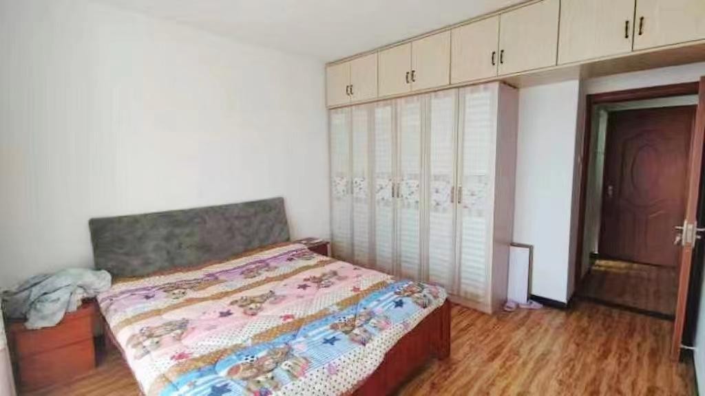 华湘贵府  3室2厅1卫   75.00万客厅