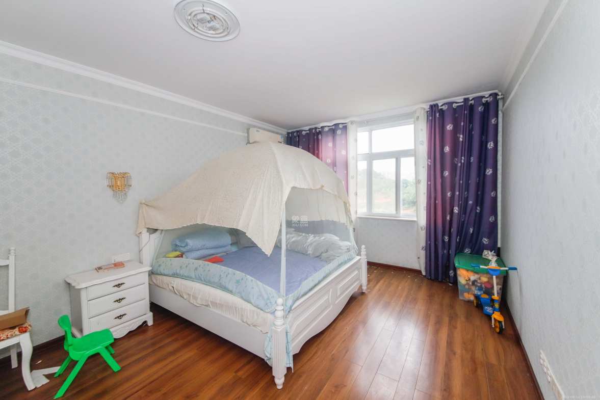 山水英伦  4室2厅2卫    2600.0元/月室内图