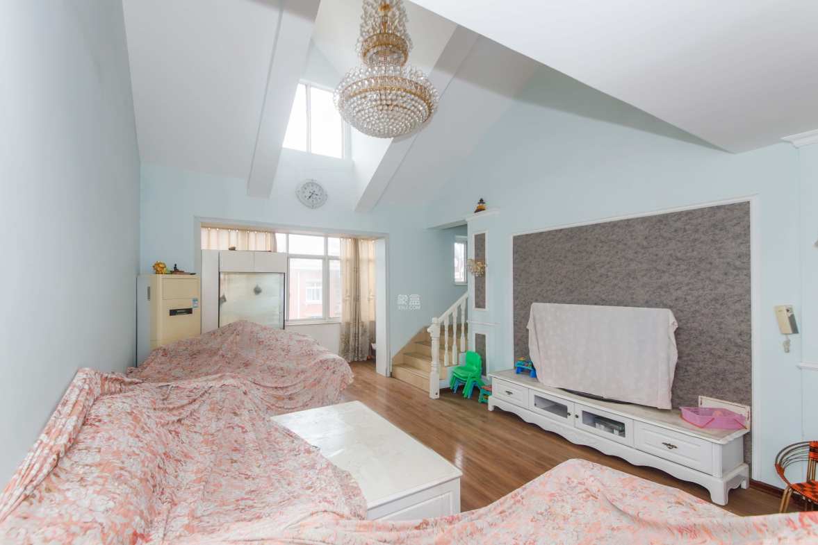 山水英伦  4室2厅2卫    2600.0元/月室内图1