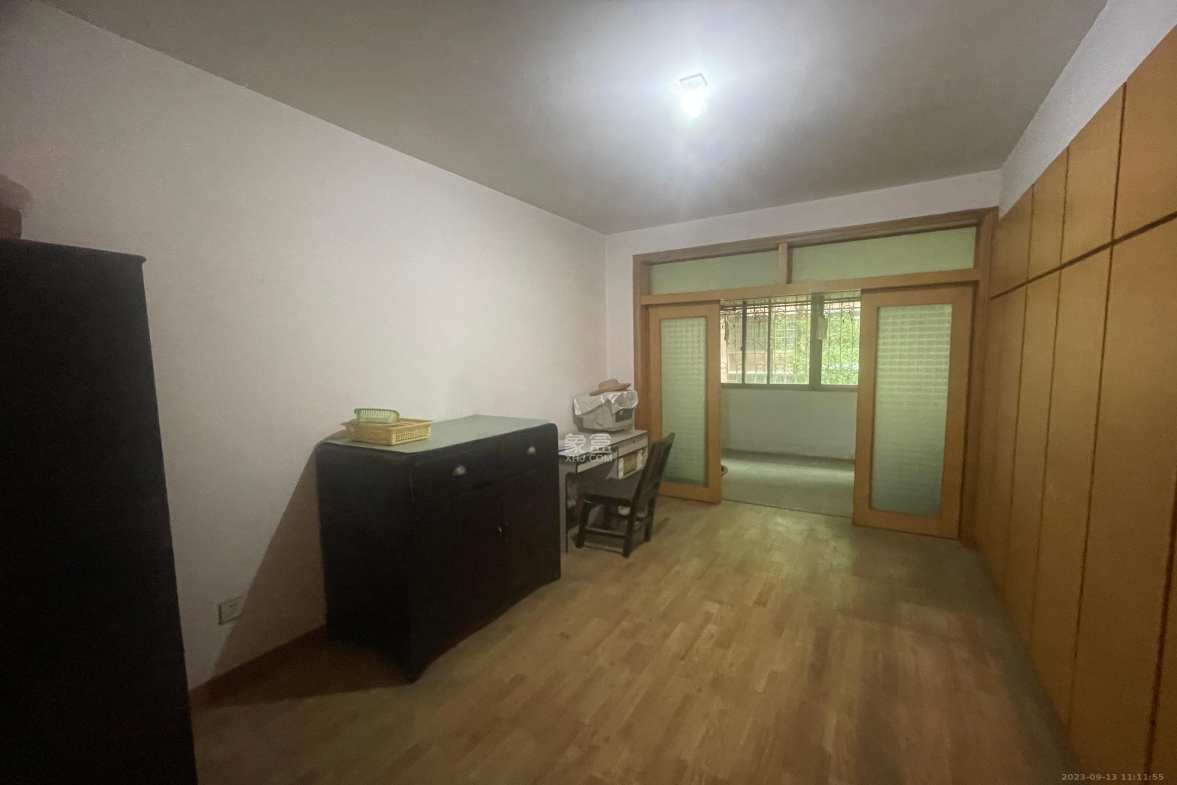 新华园  4室2厅1卫    1900.0元/月室内图