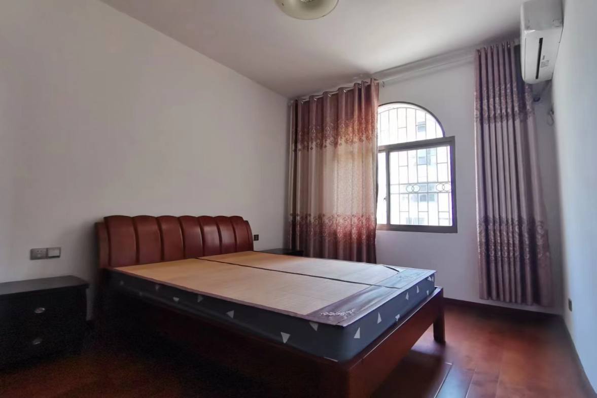 广电中心家属楼  4室2厅2卫    81.8万客厅