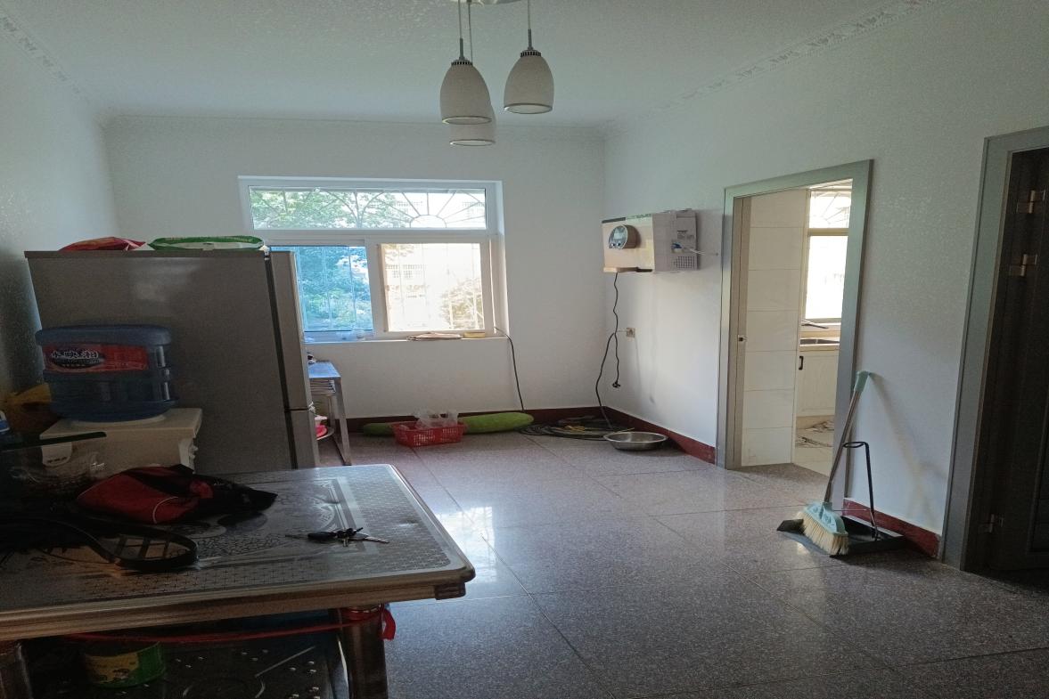 娄底市公路局家属楼  3室1厅1卫    61.8万客厅