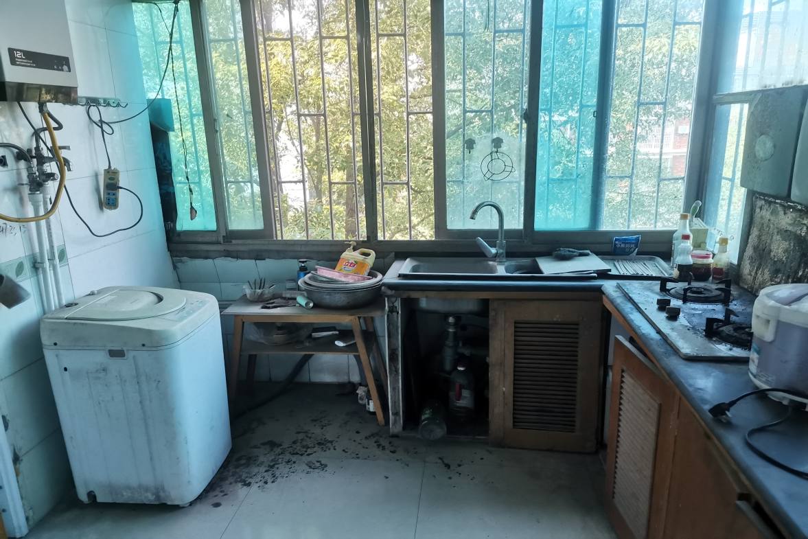 机务段家属楼 2室1厅1卫 15.8万 机务段家属楼 2室1厅1卫 15.8万客厅