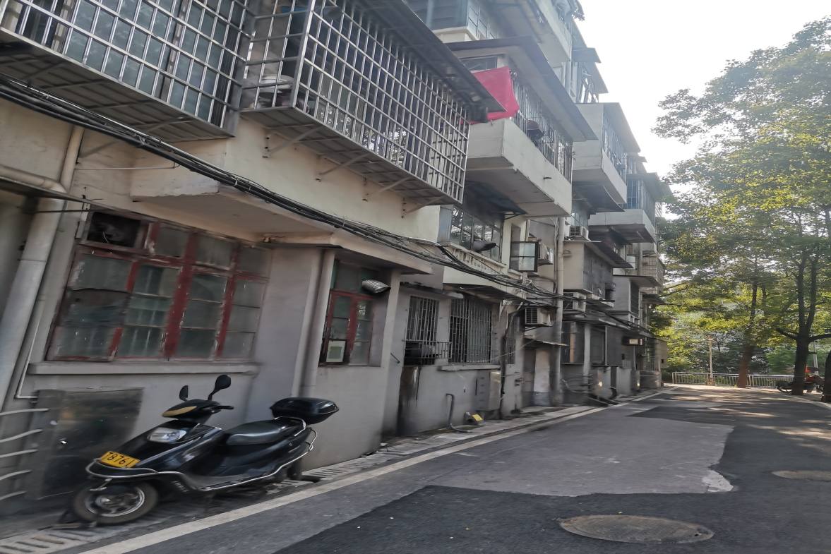 机务段家属楼 2室1厅1卫 15.8万 机务段家属楼 2室1厅1卫 15.8万客厅