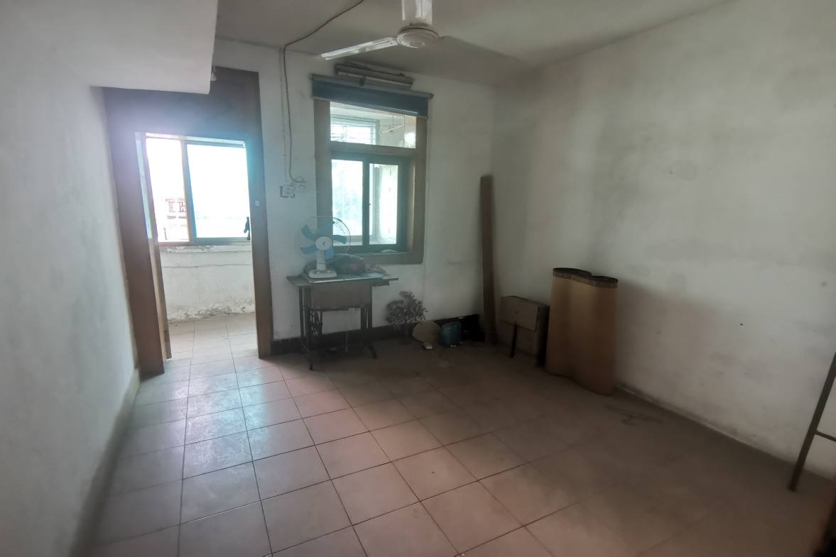 机务段家属楼 2室1厅1卫 15.8万 机务段家属楼 2室1厅1卫 15.8万客厅