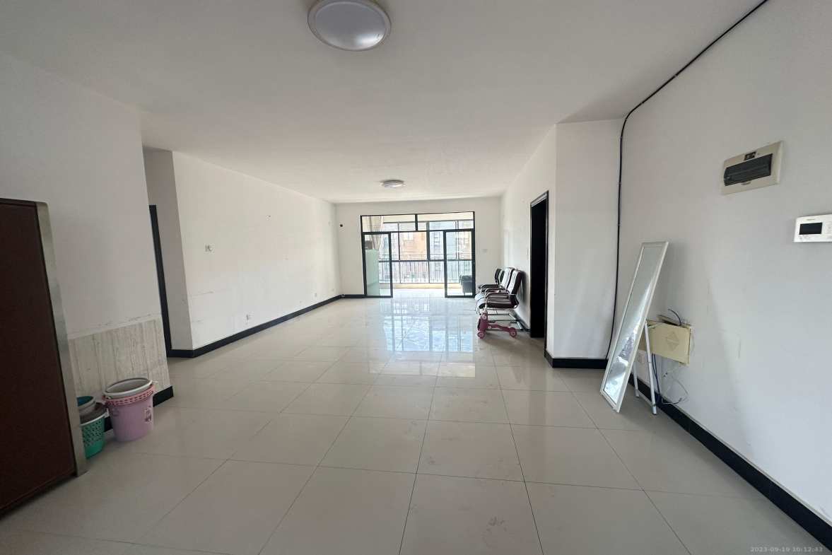 山水文园  3室2厅2卫    2100.0元/月室内图