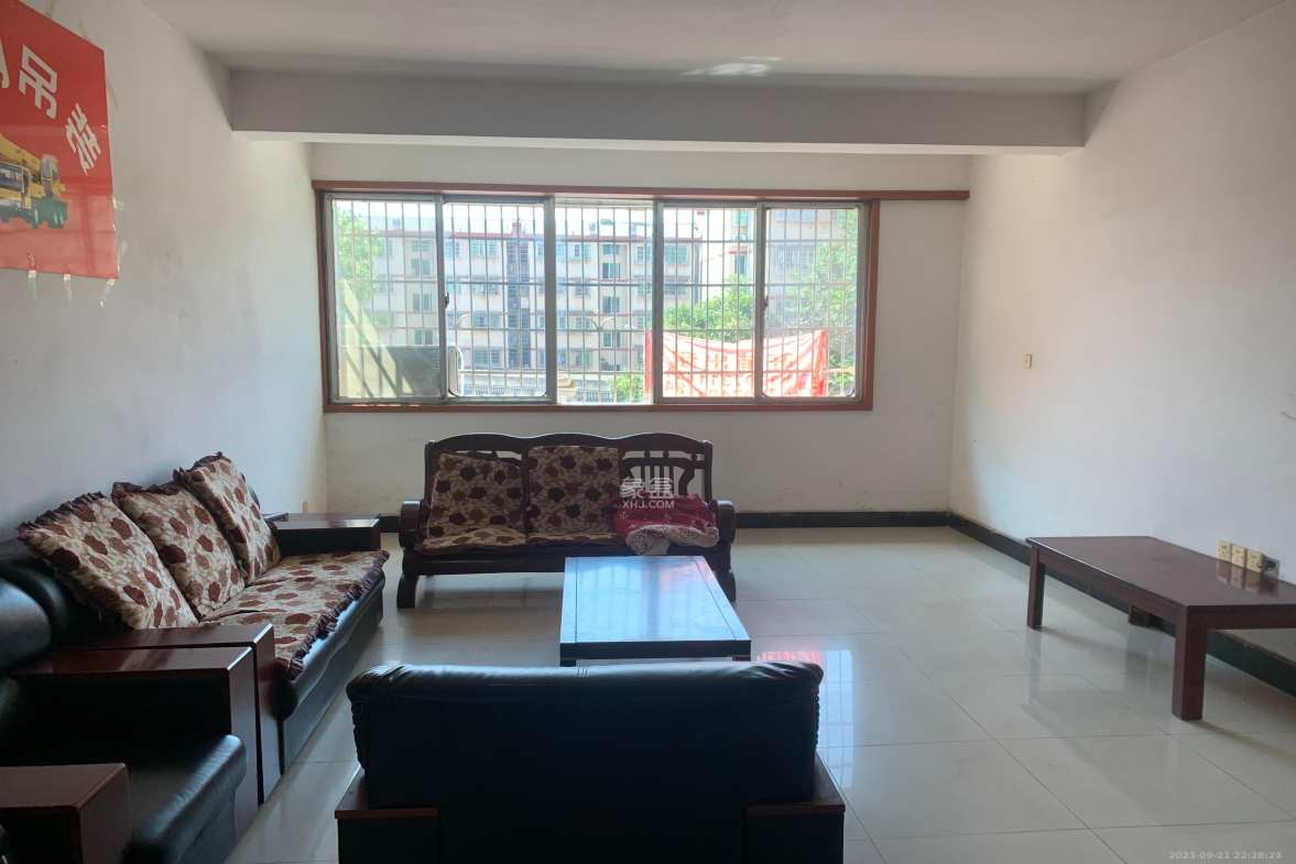 新安小区  3室2厅2卫    1700.0元/月 新安小区  3室2厅2卫    1700.0元/月室内图1