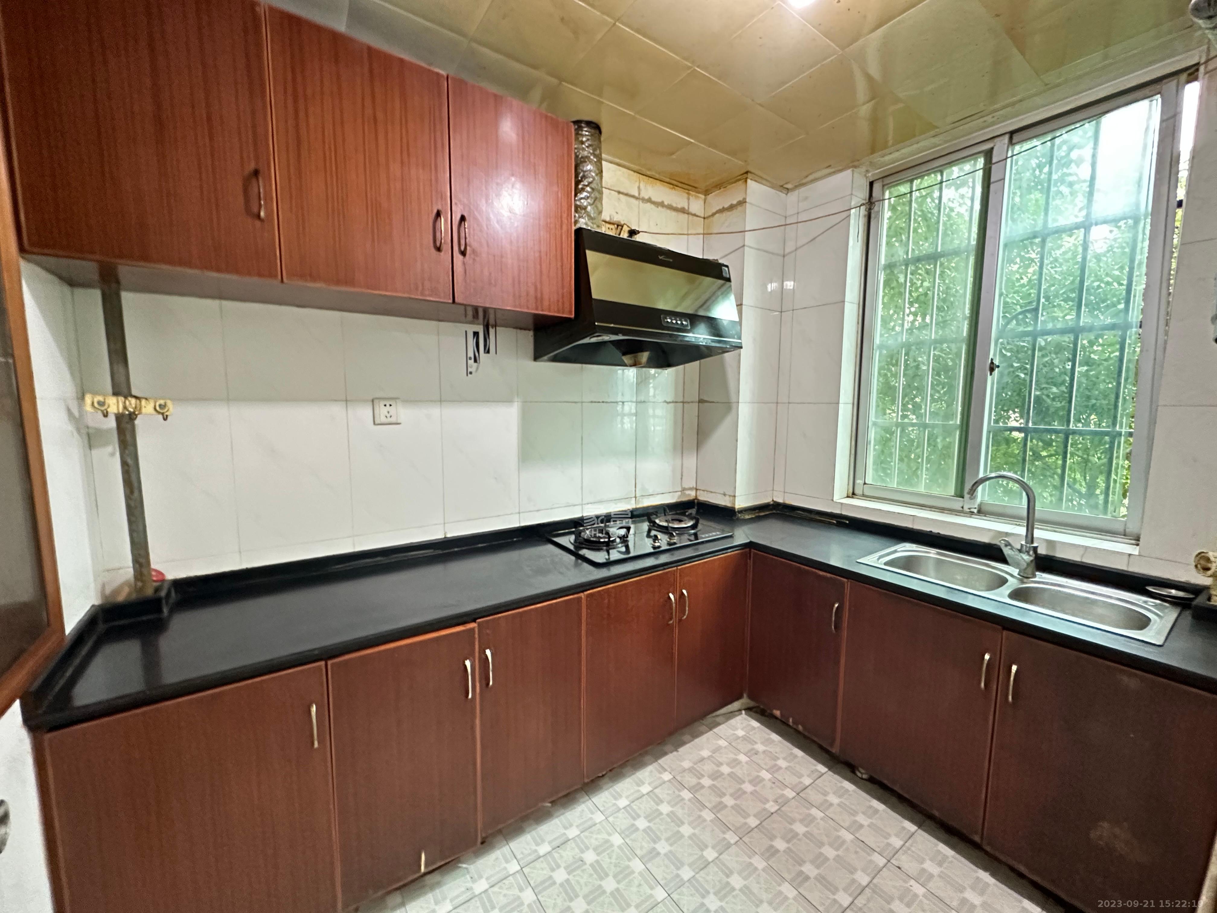 中南汽车世界  3室2厅1卫    1500.0元/月