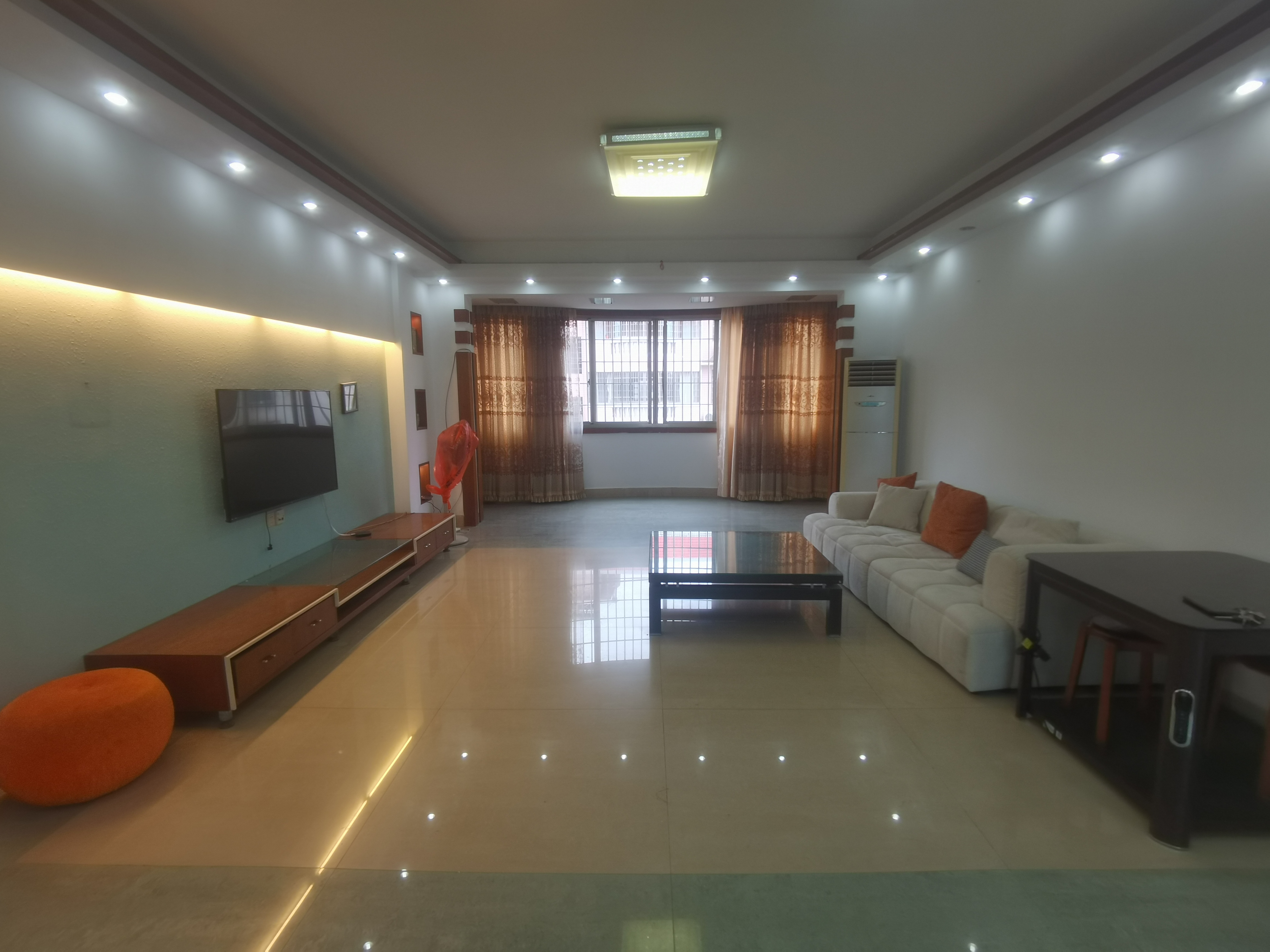 石化苑小区  3室2厅2卫    1500.0元/月