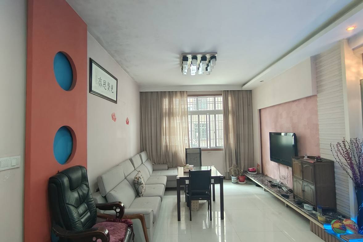 娄底工商银行家属楼  3室2厅2卫    77.8万客厅