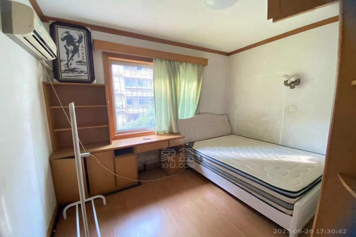 工行单位房  4室2厅2卫   1900.00元/月室内图