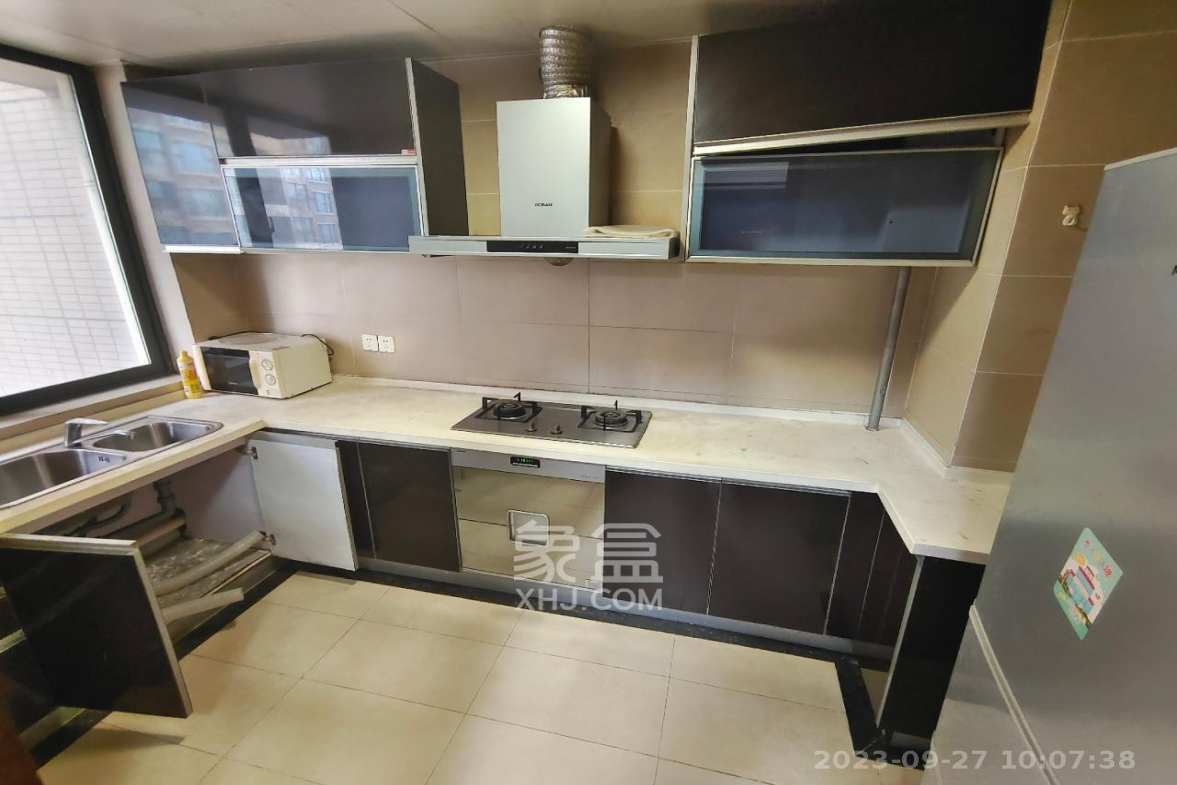 藏珑湖上国际花园 4室2厅2卫 4500.0元/月 藏珑湖上国际花园 4室2厅2卫 4500.0元/月室内图