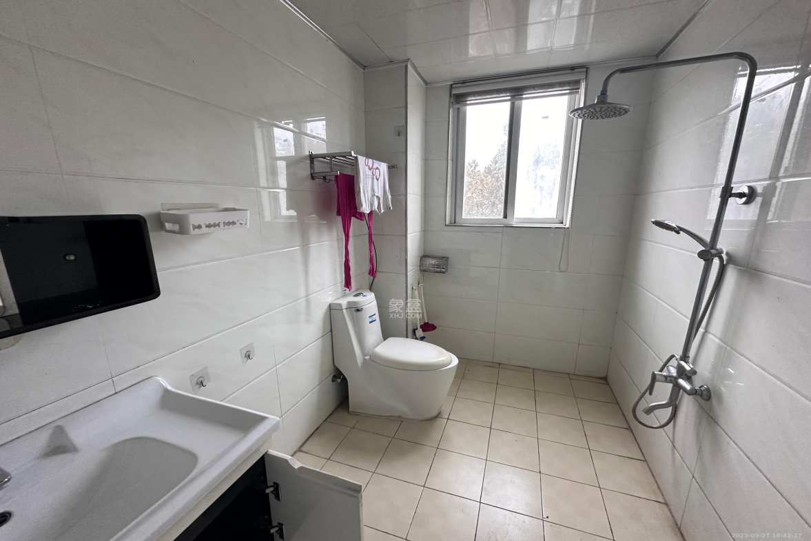 山水英伦  3室2厅1卫    2400.0元/月室内图