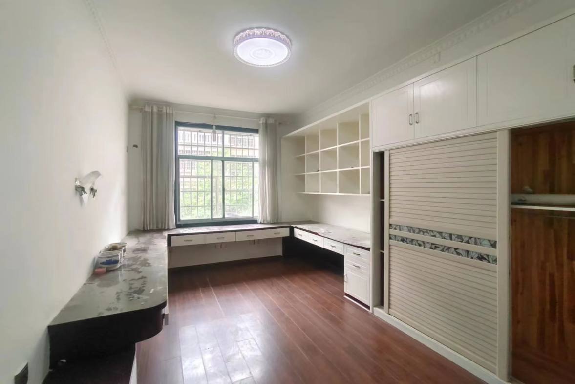 龙泉花园  5室2厅2卫    85.8万卧室