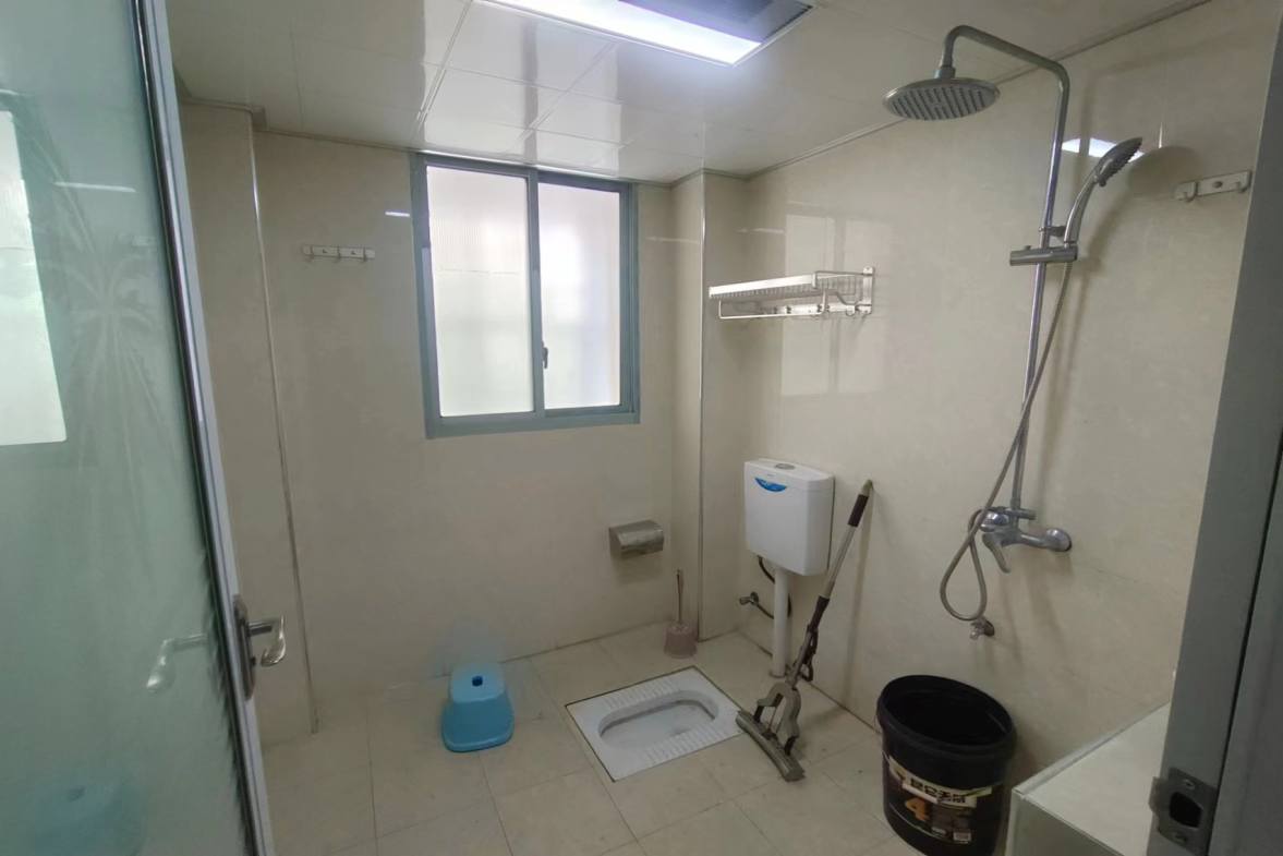 龙泉花园  5室2厅2卫    85.8万卫生间