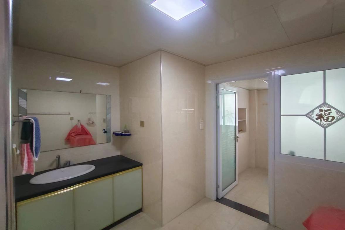 龙泉花园  5室2厅2卫    85.8万卫生间