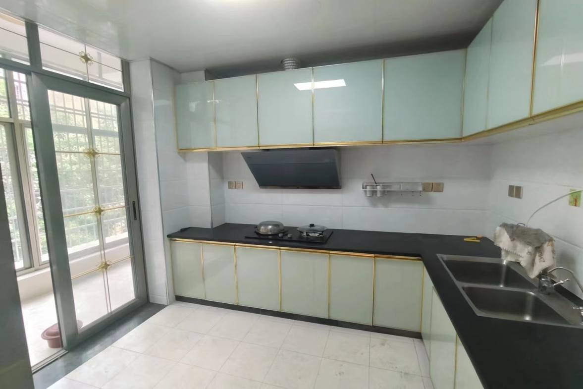 龙泉花园  5室2厅2卫    85.8万厨房