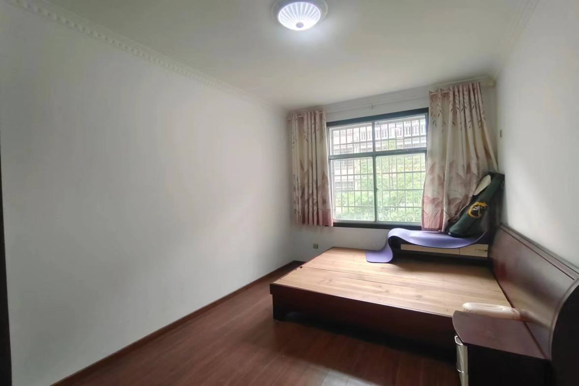 龙泉花园  5室2厅2卫    85.8万卧室