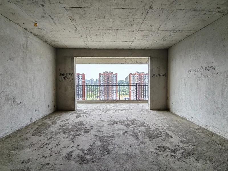 和泰嘉园(区税务局家属楼) 4室2厅2卫 120.0万 和泰嘉园(区税务局家属楼) 4室2厅2卫 120.0万客厅