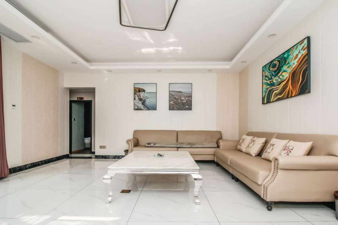 阳光100大湖第别墅  5室3厅5卫    30000.0元/月 阳光100大湖第别墅  5室3厅5卫    30000.0元/月室内图