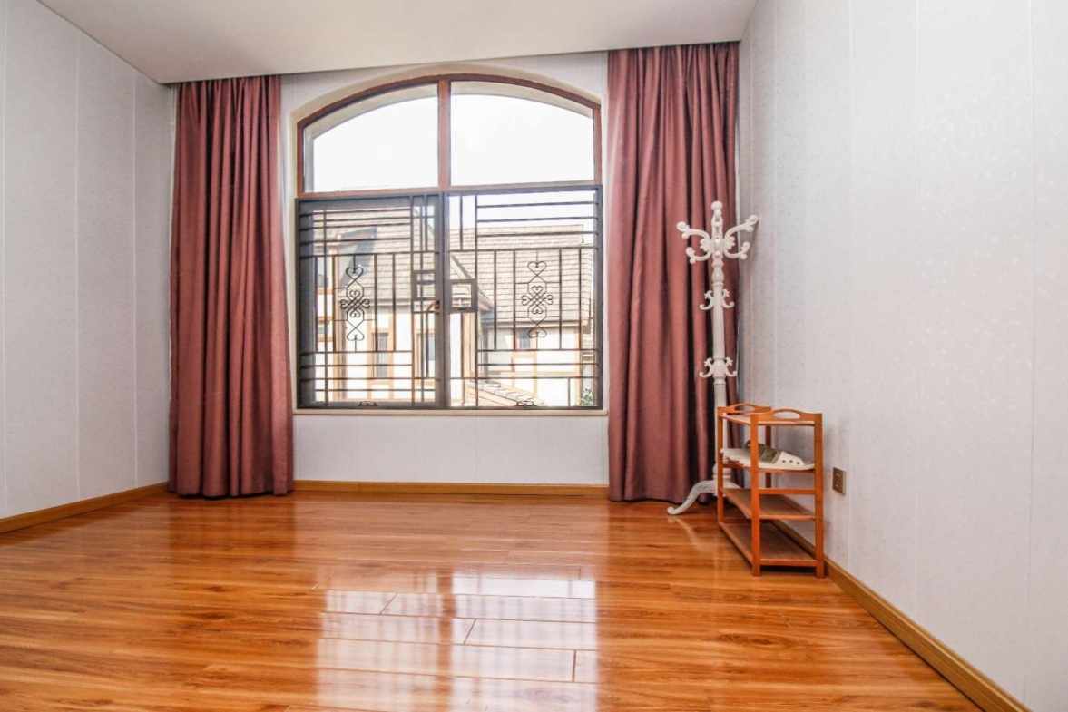 阳光100大湖第别墅  5室3厅5卫    30000.0元/月 阳光100大湖第别墅  5室3厅5卫    30000.0元/月室内图