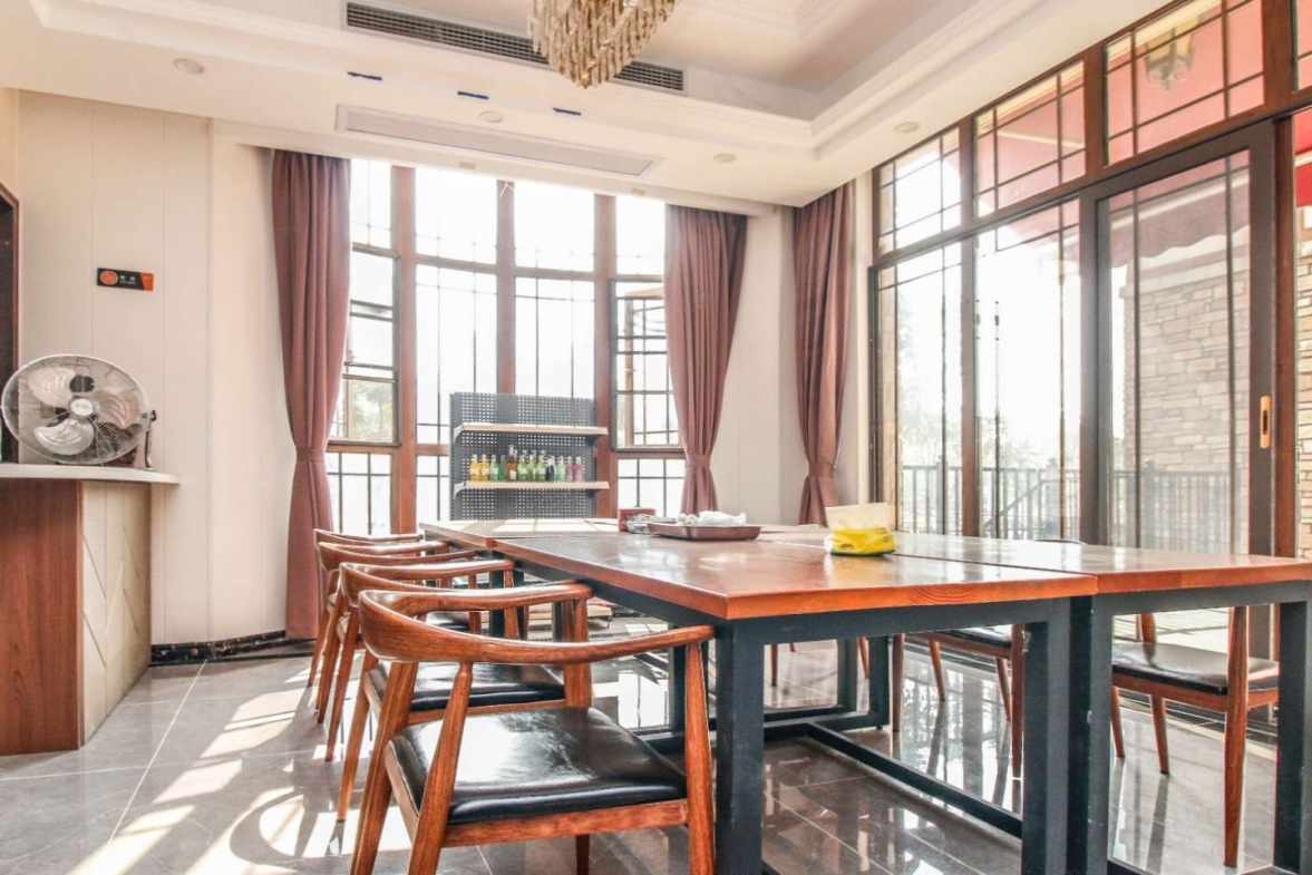 阳光100大湖第别墅  5室3厅5卫    30000.0元/月 阳光100大湖第别墅  5室3厅5卫    30000.0元/月室内图